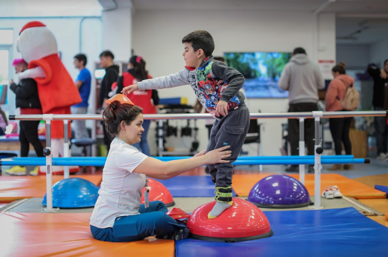 Teletón realizó en 2023 más de 955 mil atenciones y casi 1.500 cirugías a niños, niñas y jóvenes gracias a aportes de campaña