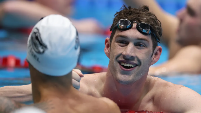 “Dios es mi prioridad”: nadador estadounidense que ganó medalla de oro dice que no tiene “otra opción” que solo seguir a Jesús