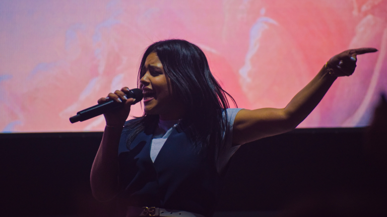 Averly Morillo se presentó en Santiago en una noche llena de adoración a Dios