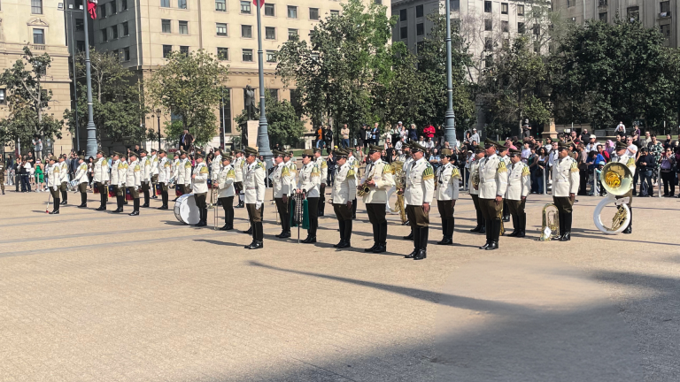 Cambio de Guardia en La Moneda con Himnos Evangélicos