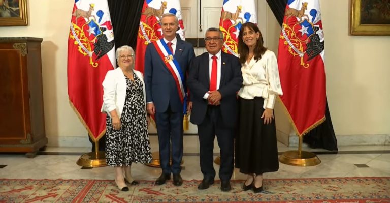 Presidente Kast recibe el saludo protocolar del Representante de las Iglesias Evangélicas de Chile
